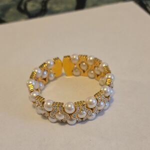 Elegant Gold and White Pearl Bracelet